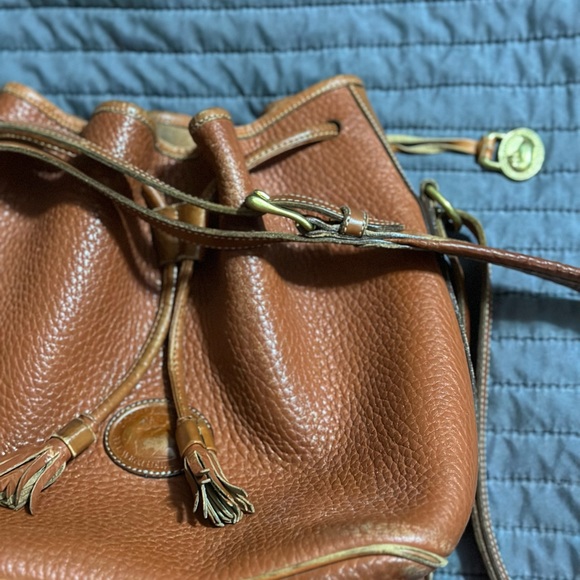 Dooney & Bourke Accessories - Vintage 1993 Dooney and Bourke chestnut tan leather purse with adjustable strap
